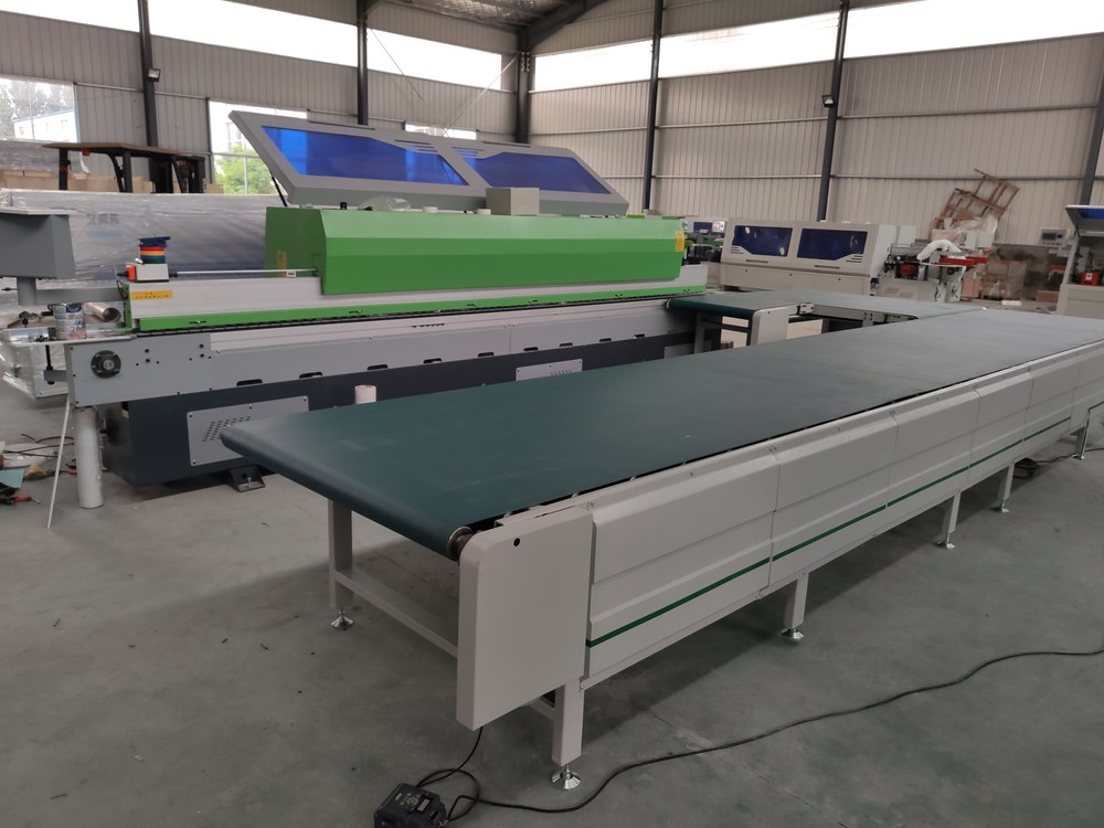 Edge banding machine with return conveyor installed in a workshop, showing the floor length the machine occupies