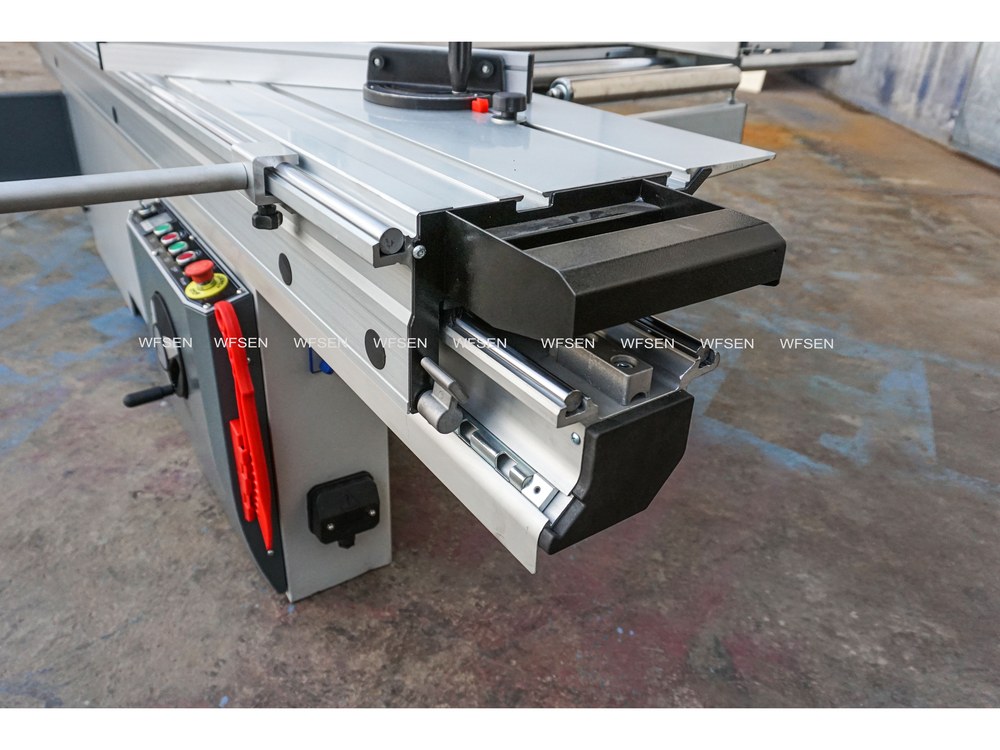 Sliding table and saw unit of a panel saw, showing the carriage and the blade assembly